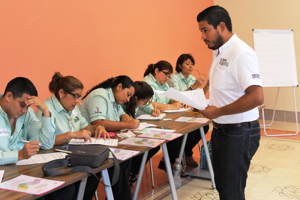 GobYucatan's tweet photo. Especialistas del #ICATEY capacitan al personal del Centro de Jubilados y Pensionados del @ISSTEY . https://t.co/X0HDBDB1iu