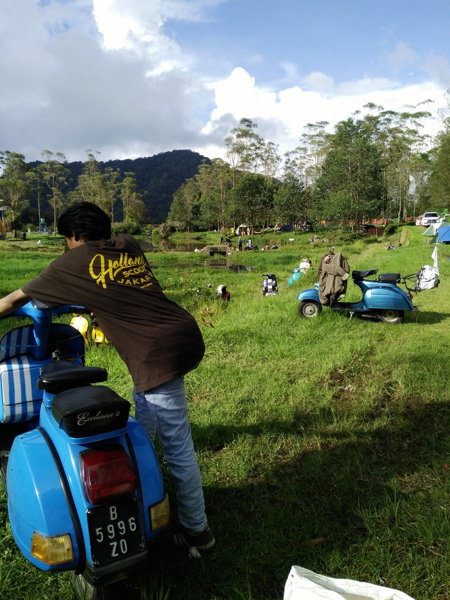 ketika embun pagi msh menyelimuti puncak gunung yg perlahan disinari matahari yg memberi kehangatan disecangkir kopi