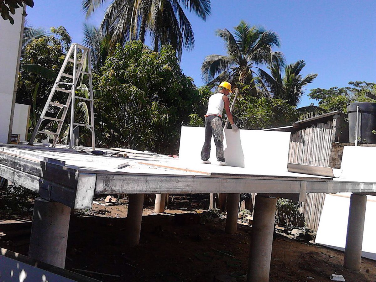 AlcaldiaLorica's tweet photo. A buen ritmo obras de construcción de 68  viviendas en sitio propio.Beneficiarán a flias afectadas por ola invernal. https://t.co/DksOnWWh8U