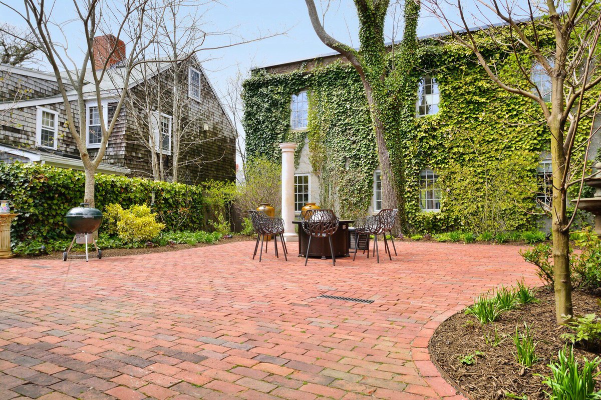 bmeyerack's tweet image. This amazing patio at our new listing is just perfect for a summer cocktail party! #1JudithChaseLane #Nantucket