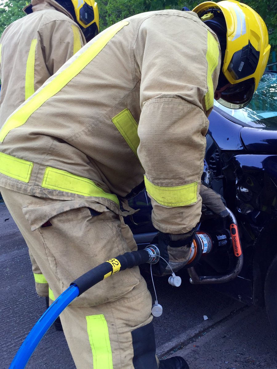 SFRS_TelfordCtl's tweet image. Blue Watch testing out the new single core holmatro recently added to our fleet #spacecreation #holmatro #singlecore