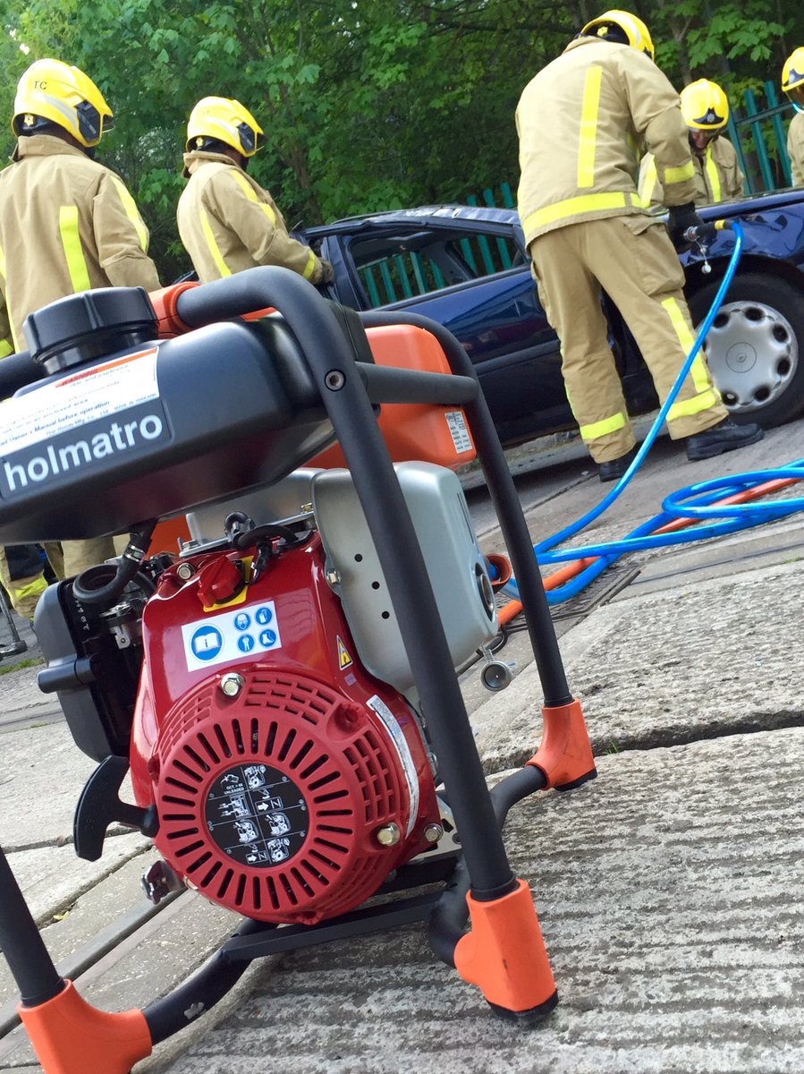 SFRS_TelfordCtl's tweet image. Blue Watch testing out the new single core holmatro recently added to our fleet #spacecreation #holmatro #singlecore