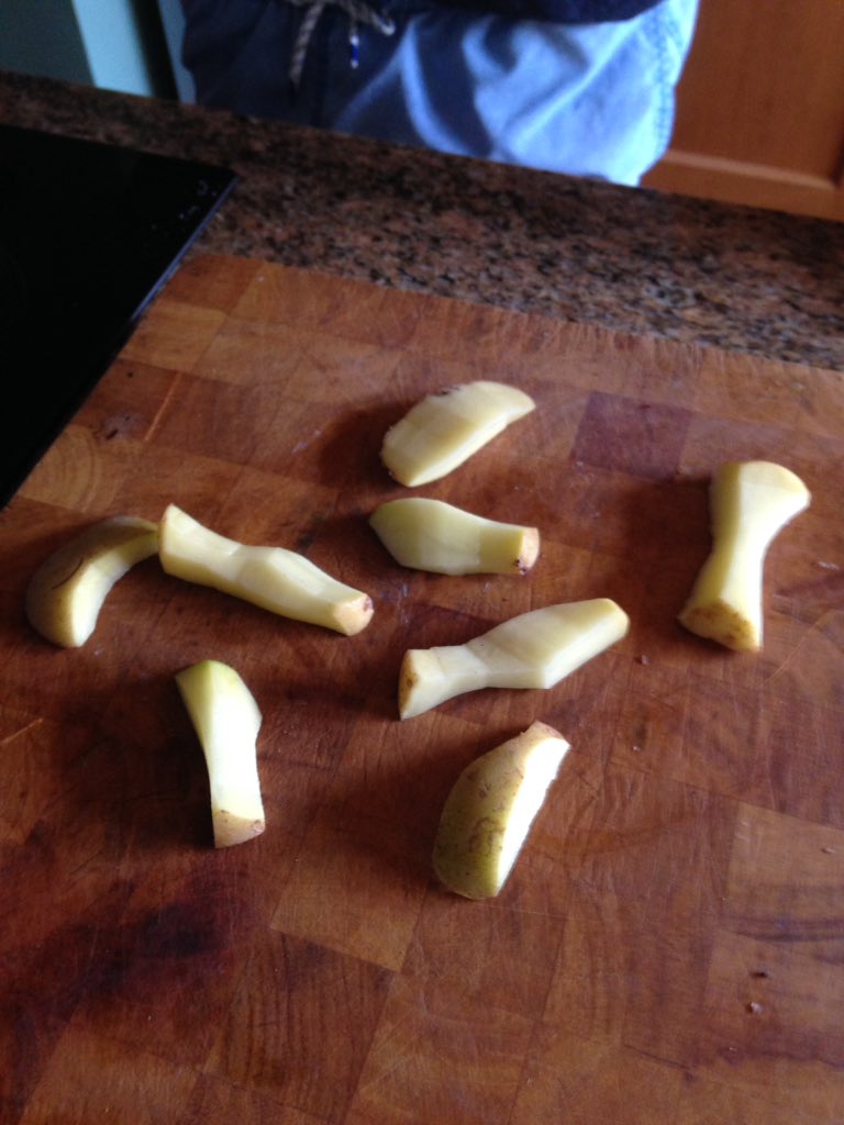 teleri_haf's tweet photo. I leave @Vaughaner_ alone for 10minutes and this is how he cuts the chips #halfcrispy #halfraw 👏🏻 https://t.co/NYGHKQxoRM