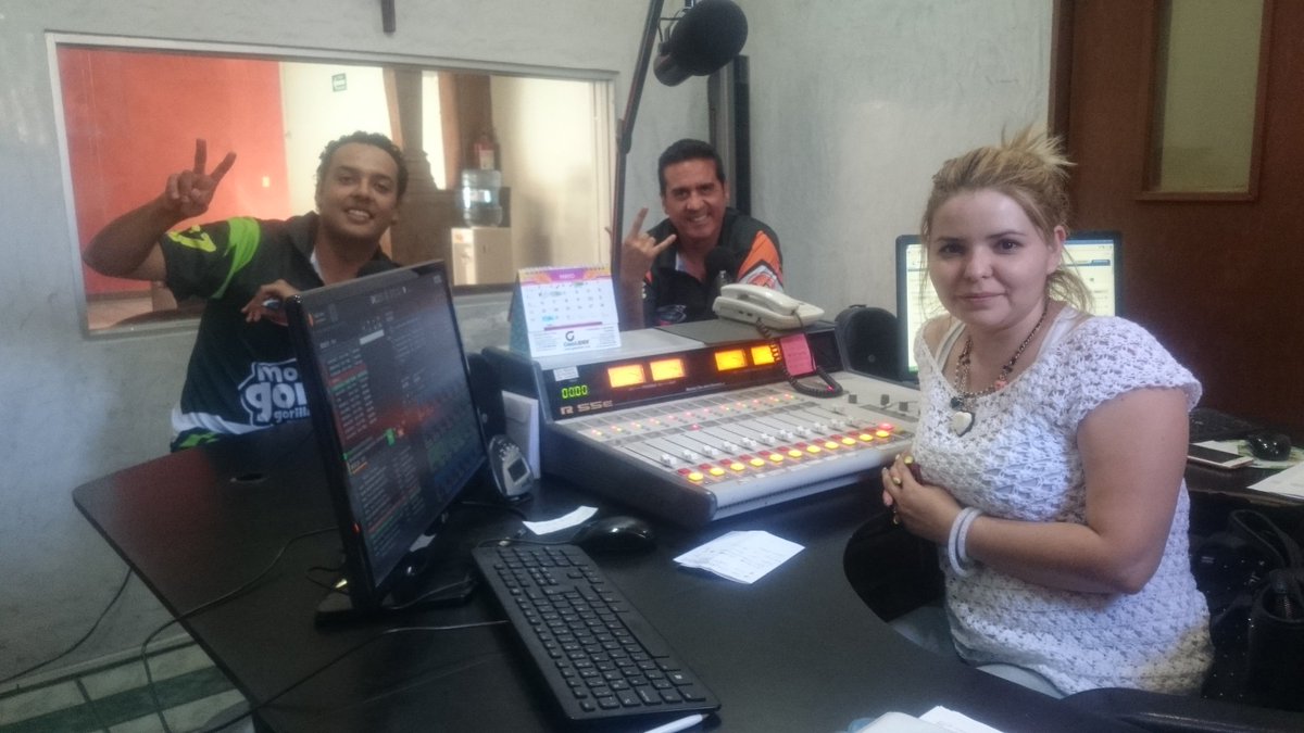 EPIpressMx's tweet photo. En @candela941, @kachacampos y @Pepegon24 del @AVMracingMx platicando sobre la @SupercopaTelcel en San Luis Potosi https://t.co/6hLkmzthdv