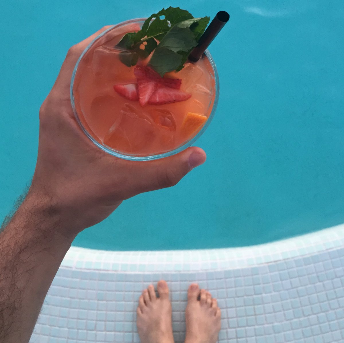 Ma tipo chi mi raggiunge per un cocktail serale?  

#luxuryvulcano #tbnet