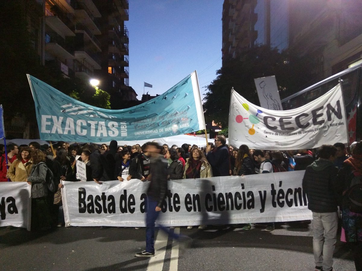 MellaUBA's tweet photo. Tremenda columna del @CECEN_FCEN #DefendamosExactas #UBADePie https://t.co/yL2mlBdDg4