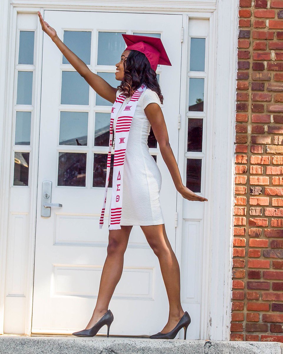 danielledeavens's tweet photo. Hopelessly in love with my grad photos, courtesy of the 🐐, @astldbyerin #gradfeels #elongrad https://t.co/IlWdCbaTfR