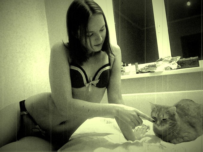 Sweet dreams my dear friends!! See ya soon!!!! xxxxx @ivanawowgirls https://t.co/YJeWeHLcyD