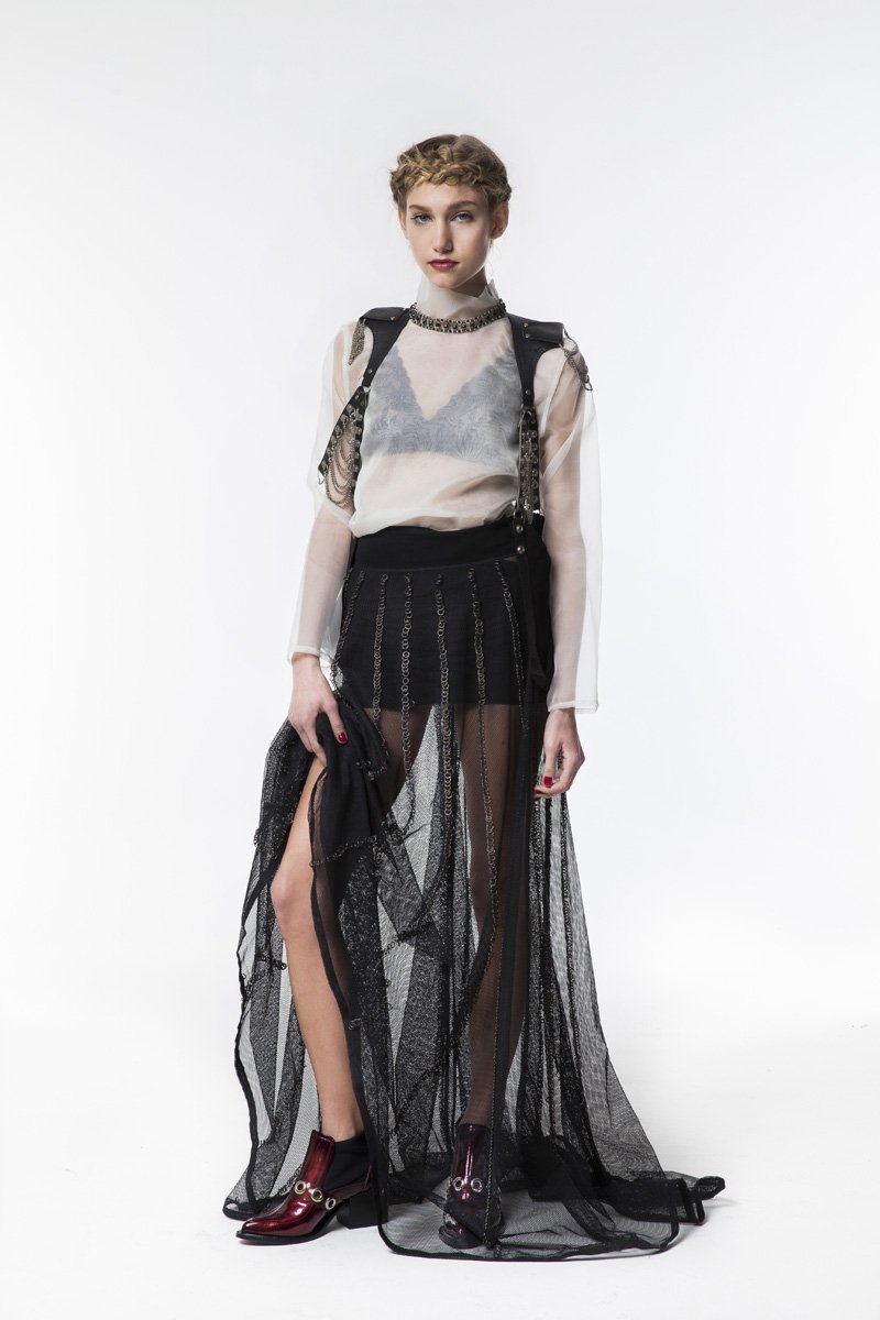 LNmyb's tweet image. Punk, rock y algo militar, el estilo gothic es para llevar con personalidad lanacion.com.ar/moda-t50796