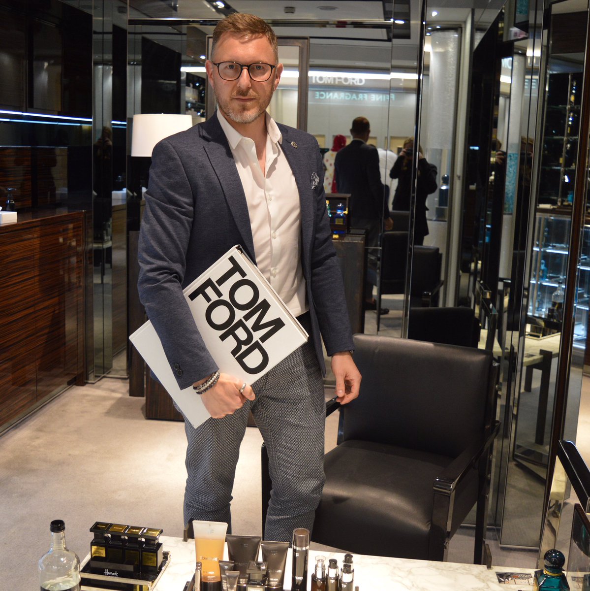 CraigDHammond's tweet photo. Thanks again to Katie at @TOMFORD in @Harrods today for taking me through the men's product range #TFForMen https://t.co/PvjOtho5v0