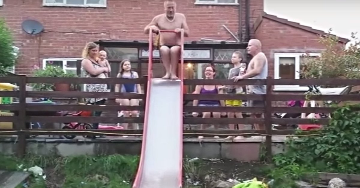 buffchubby's tweet image. Dad finds out the hard way that he's too big for the kid slide buff.ly/1Ns4gVb