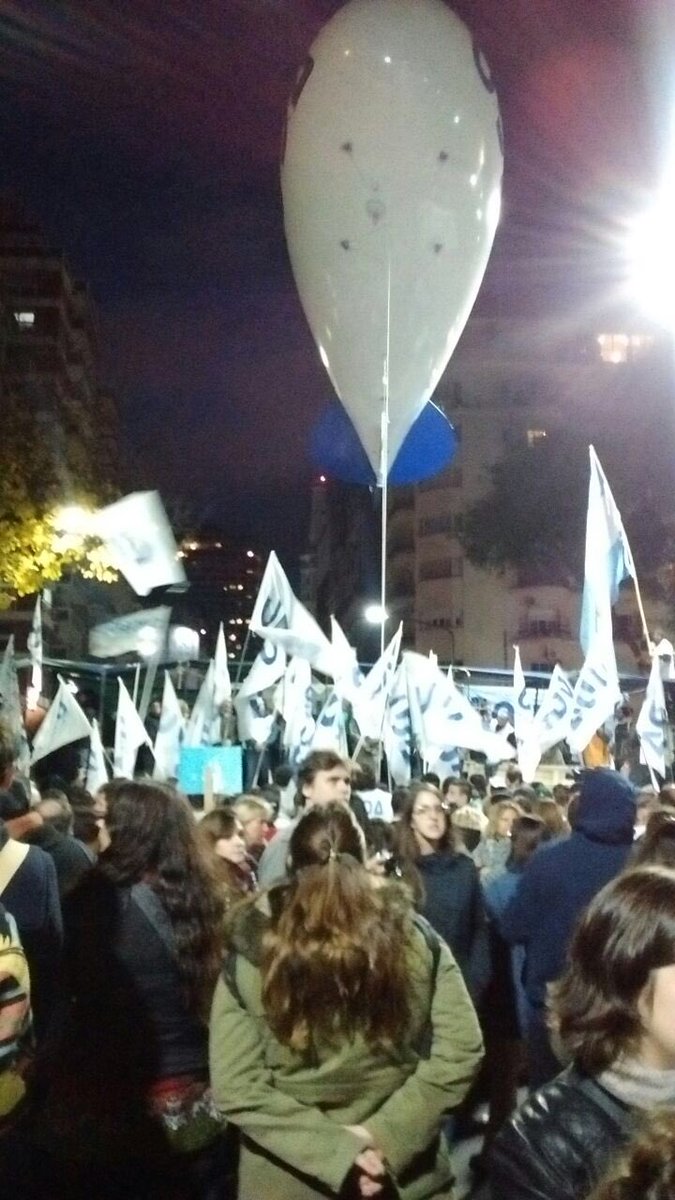 mmlamoyano's tweet photo. #UBAdePIE 
La universidad pública es un derecho q no se negocia https://t.co/vgYrmg98yP