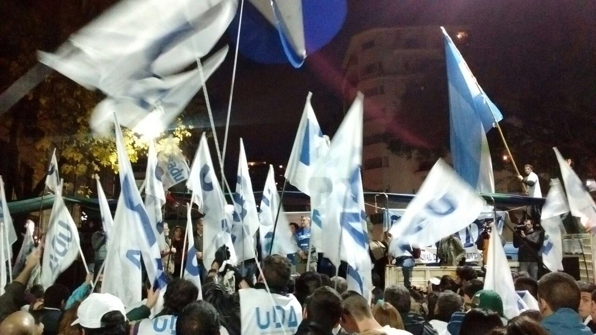 mmlamoyano's tweet photo. #UBAdePIE 
La universidad pública es un derecho q no se negocia https://t.co/vgYrmg98yP