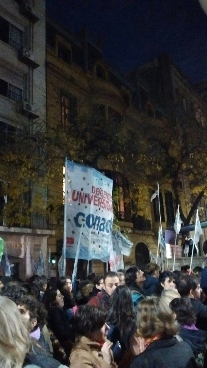 mmlamoyano's tweet photo. #UBAdePIE 
La universidad pública es un derecho q no se negocia https://t.co/vgYrmg98yP