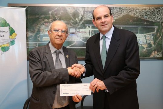 DiaaDiaPa's tweet photo. Joseph Fidanque III, entrega cheque de 20 millones a @UNIVERSIDAD_PMA , en abono por compra de tierras @Tocumen_Aero https://t.co/xbSlC7J4O9
