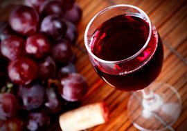 CABERNET SAUVIGNON MERLOT is perfect with a BBQ! Mix of textures, firm tannins, and aromas of spice &amp; cherry. #pei