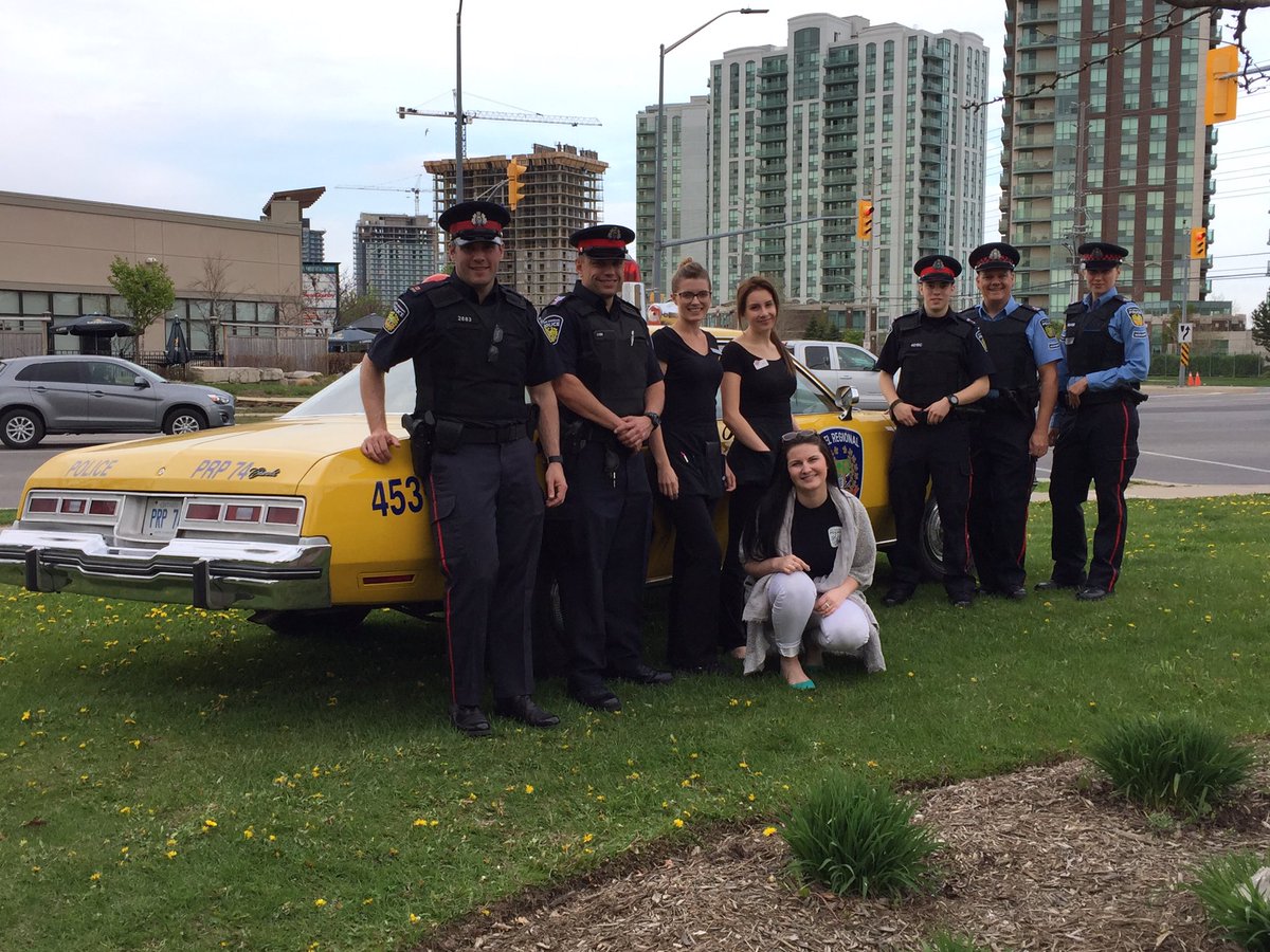 PeelPolice's tweet photo. PRP ready to serve you @bostonpizza tonight from 5-7pm- in support of @PRPCops4Cancer #JoinUs #EndCancer https://t.co/6XvUVkXrWQ