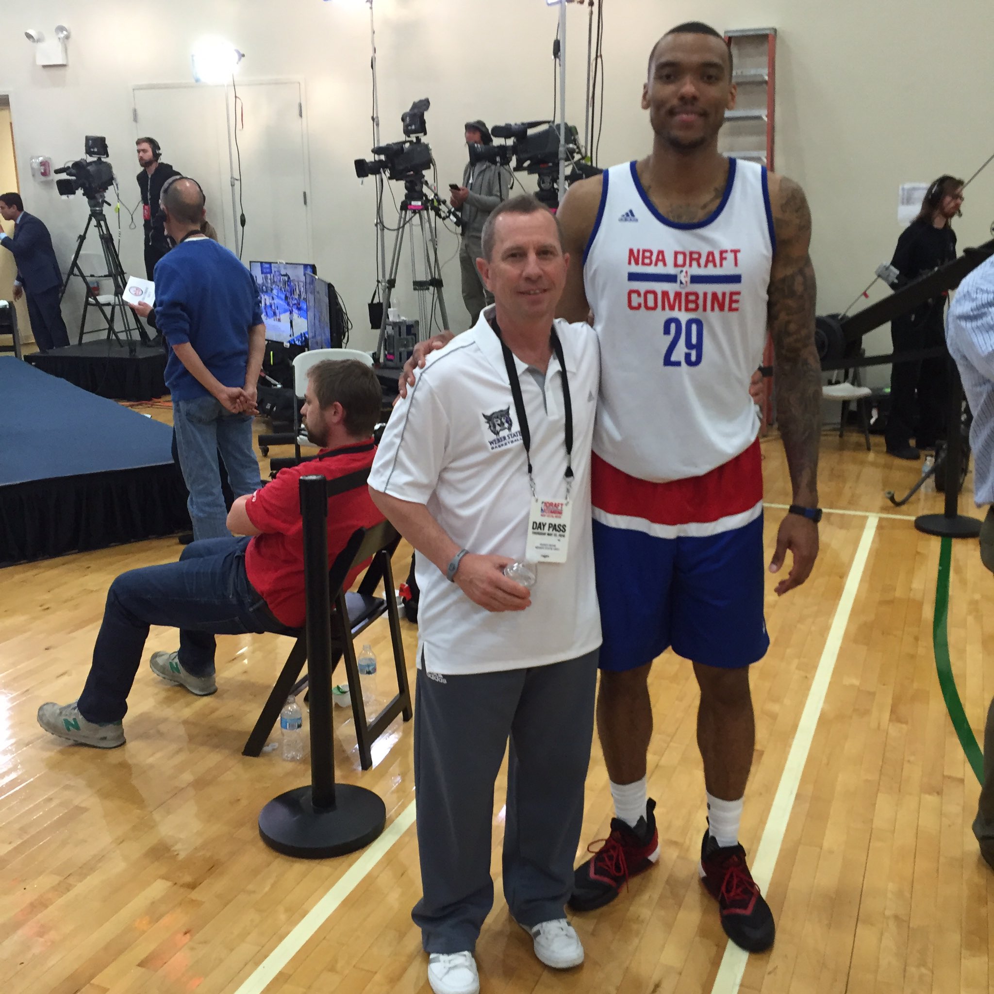 CiSeIbuUgAAlQet.jpg:large