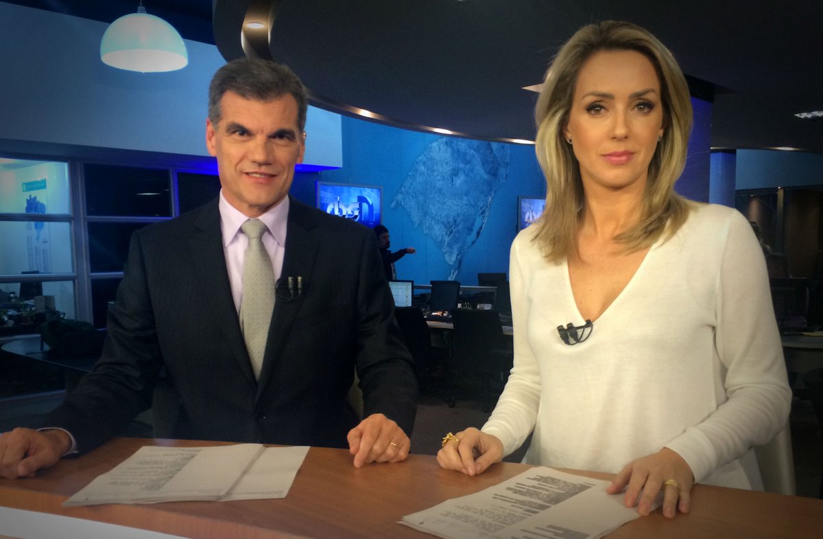 Boa noite! O #RBSNotícias está no ar ao vivo na #RBSTV e no #G1RS glo.bo/1U6kJAd