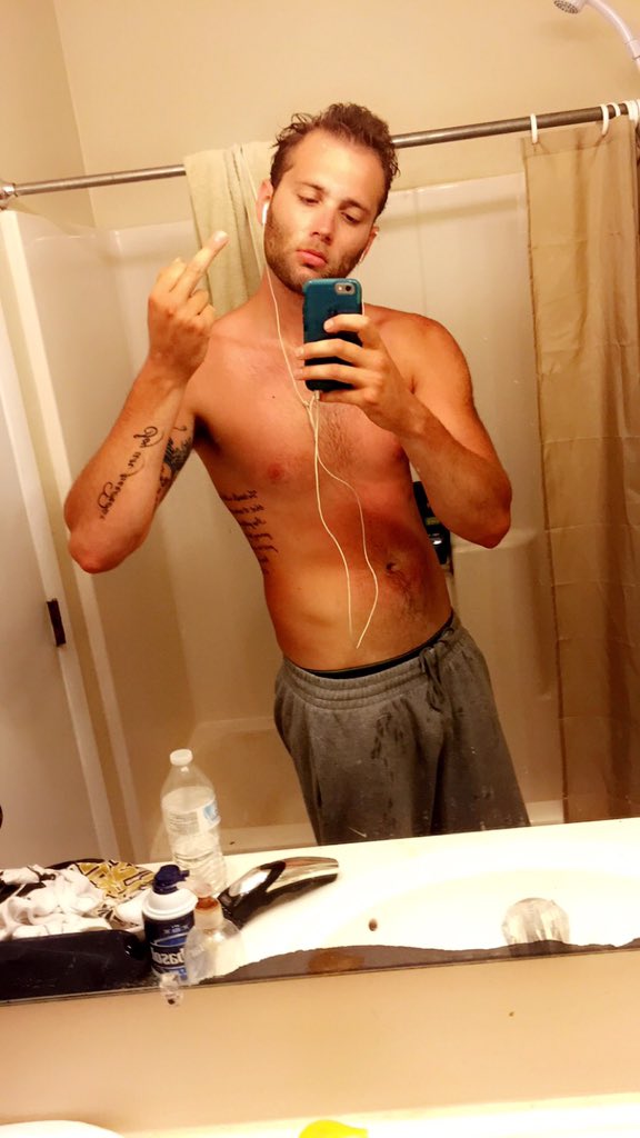 cho_jubb's tweet image. I don't have a beer gut anymore. I'll take shirtless mirror selfies if I fucking want to.