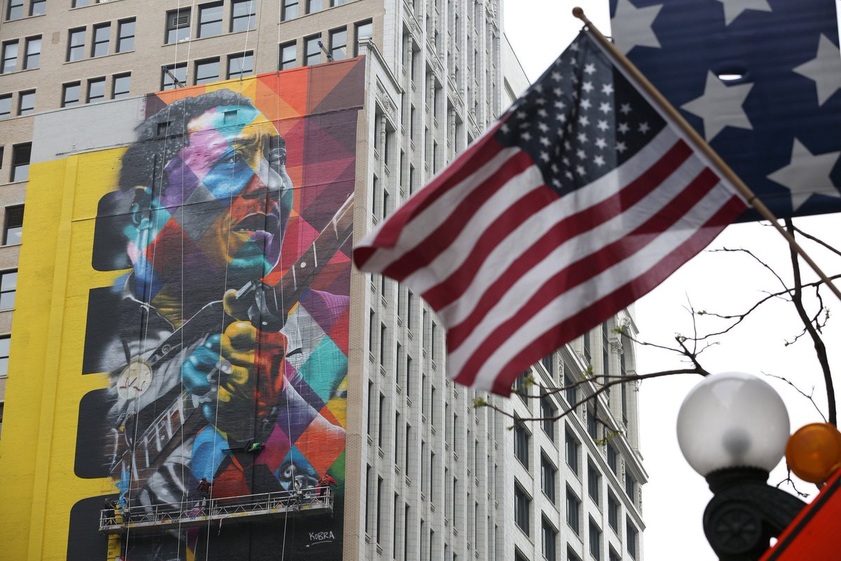 BluesFoundation's tweet image. Painters started on this 10-story mural today. When they're done, 100ft of Muddy Waters will look out over Chicago.
