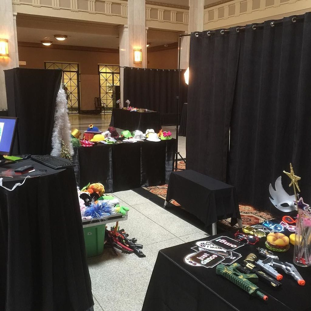 SmartBooth1's tweet image. Duelling photobooths at the Westmount prom #smartboothimages #smartbooth ift.tt/1XnNhoY