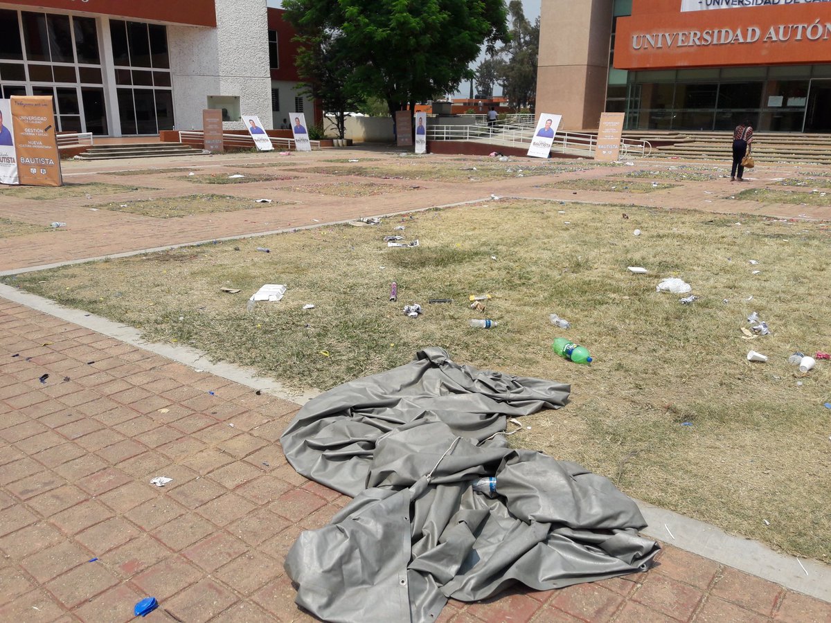 diegomtzsanchez's tweet photo. Si así deja Eduardo Bautista la @UABJO después de un mitín, como la dejará si llega a ser rector #Quepuercos https://t.co/3HB33GGE9c