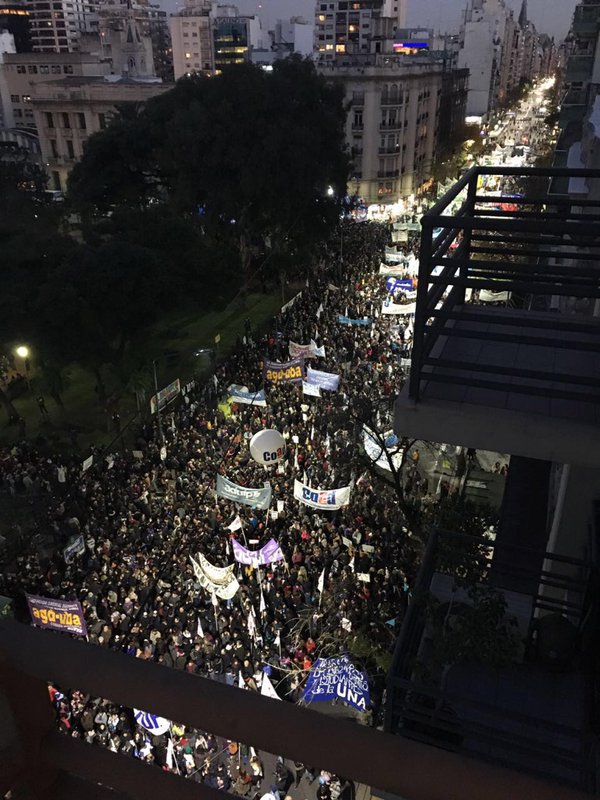 FernandezAnibal's tweet photo. Masiva la protesta de docentes y estudiantes en defensa de la educación pública. https://t.co/JWbBXIQWhq