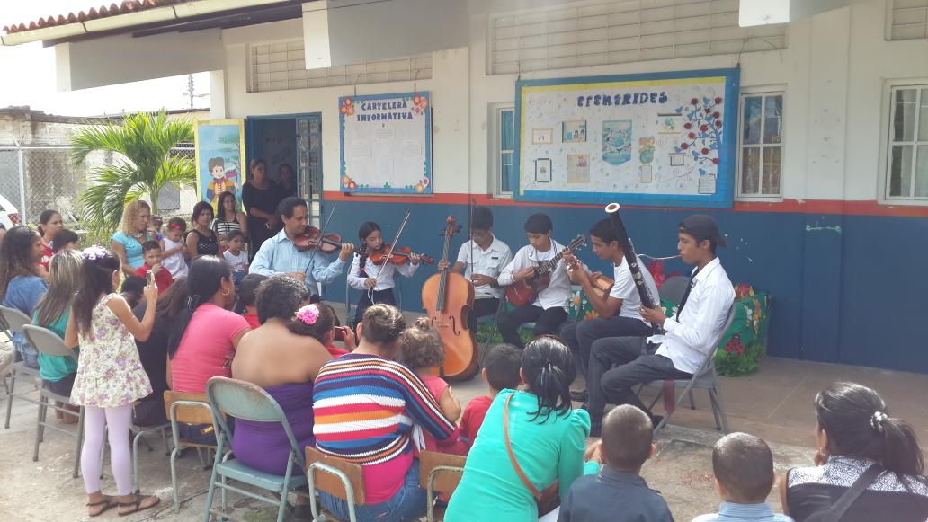 SistemBoqueron's tweet photo. #ElSistemaCumple41 Concierto Dia de las madres12/05/16  CEI Godofredo Gonzalez @SistemBoqueron @SistMon  @elsistema https://t.co/sDc1zP3Xde