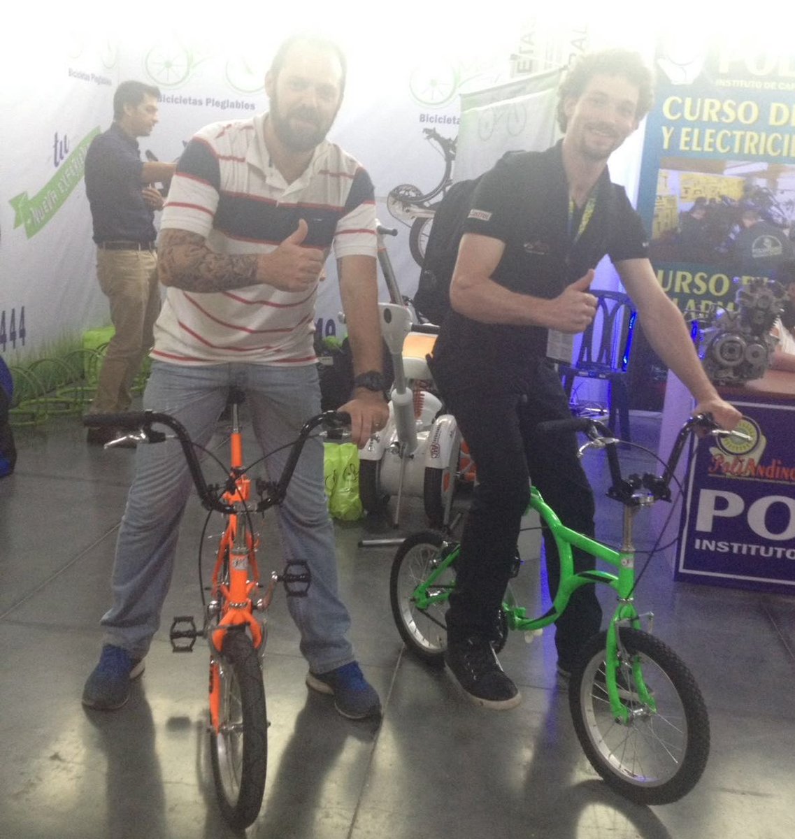 Periodistas internacionales dieron un recorrido en las bicicletas plegables Smart. Estamos en #Feria2Ruedas