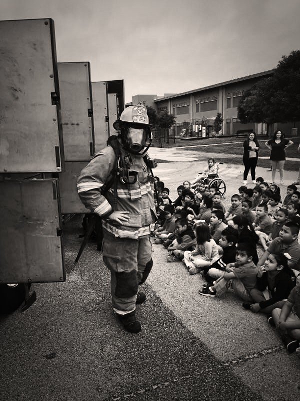 DallasFireRes_q's tweet photo. @DallasFireRes_q #Sta15 passing out education and FREE HUGS at #DISD Bilhartz Elem Career Day! #DFRShowNTell https://t.co/J4zTE7kk7G