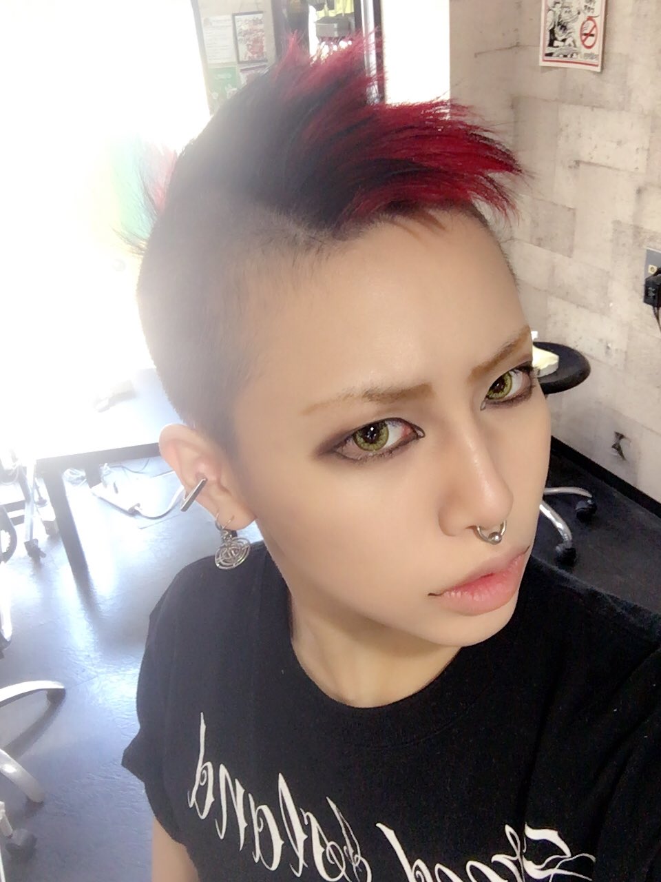 れやぞう Trick Store A Twitter ほんじーつ ニューヘアーがめっちゃパンクロックなので メイクもパンクロックに M 丸目頭インライン黒で太めで濃いブラウンでぼかし ダブルラインシャドーと目尻側繋げて ノーズ普通にゴルゴ濃いめ 細い釣り眉 T Co