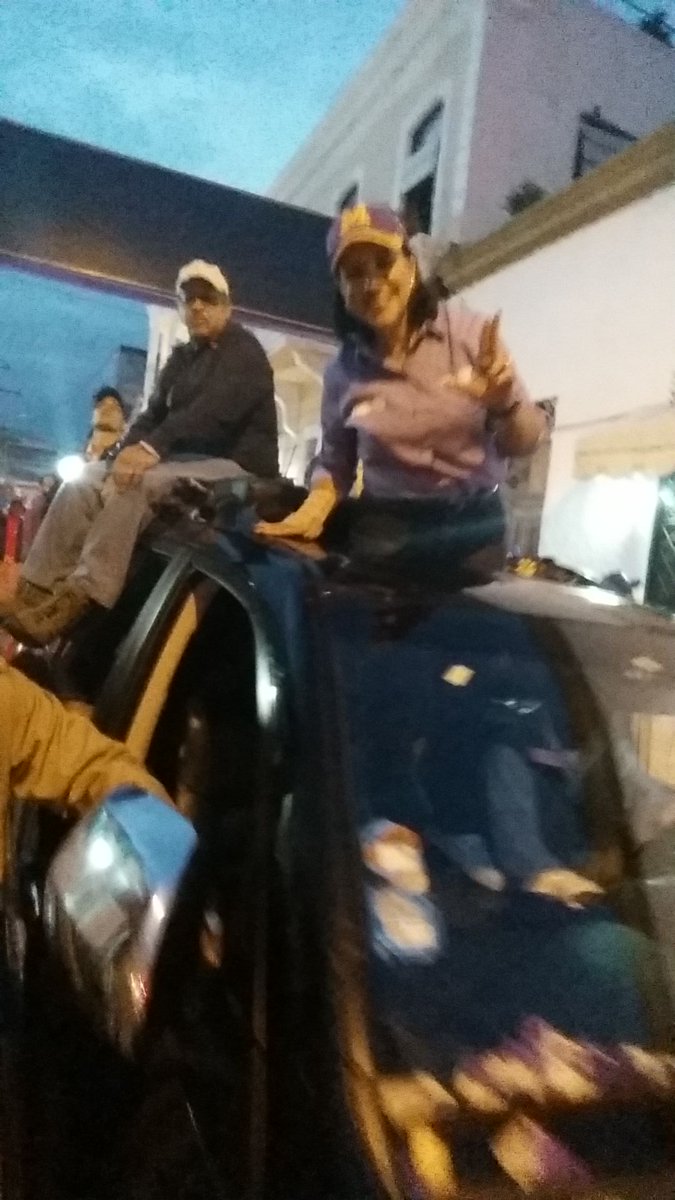 eliuddeleong's tweet photo. Aunque borrosa esta la foto, le dije a nuestra vicepresidenta @margaritacdf que posara para la foto y haci lo hizo. https://t.co/vhziE1NoSR