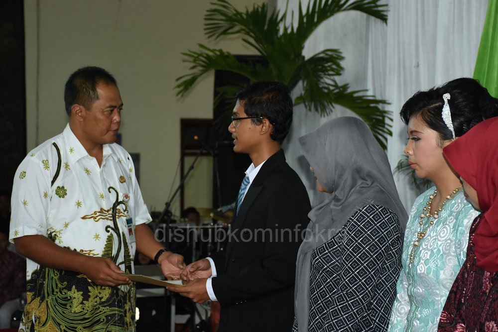 karanganyarkab's tweet photo. Bupati Karanganyar Berikan Bonus Uang Prestasi Kepada Siswa SMA Peraih Nilai UN Tertinggi
https://t.co/haZQ5UvJPW https://t.co/W8T835wlIU
