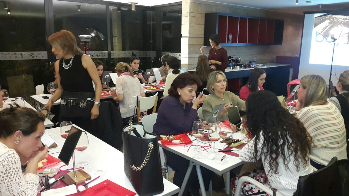 beyondcol's tweet image. ¡Con Éxito se llevó a cabo el Taller de Auto Maquillaje de hoy! Próxima Fecha: 26 de Mayo: goo.gl/vFDEQc