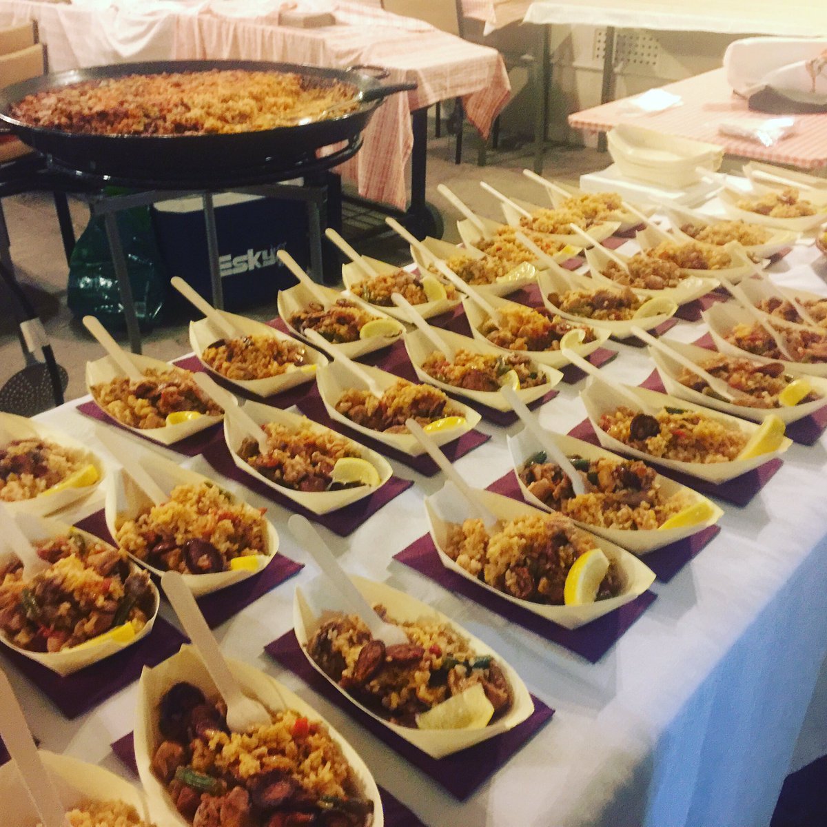 Do you have 70 friends you need to feed? #paellacatering