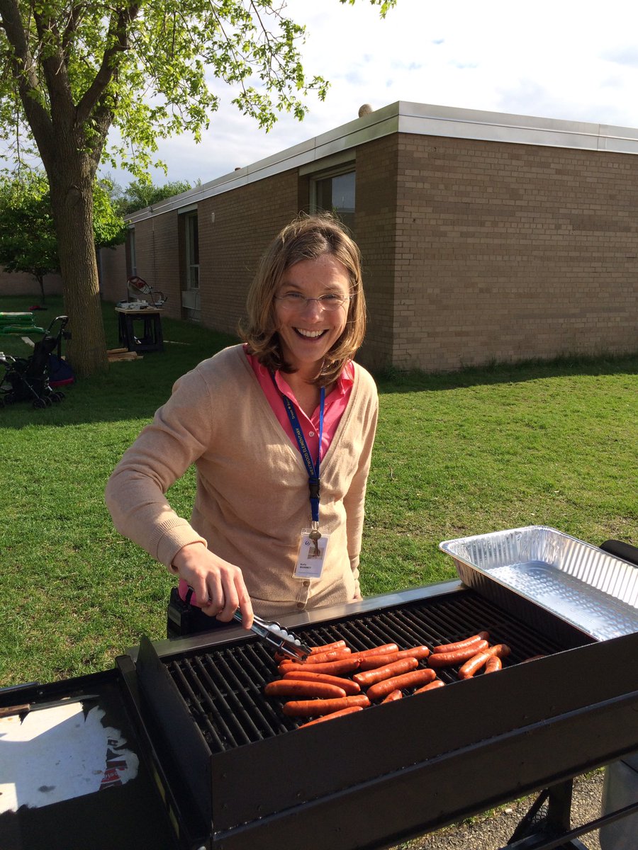 leah_bulver's tweet photo. WestWood DOGS garden construction night = huge success! @WestWoodSAGE #plsas #lettheplantingbegin https://t.co/kpWBvKPGeg