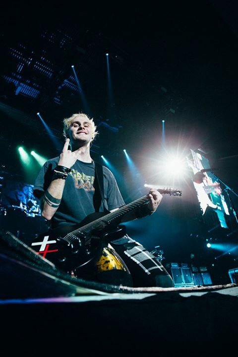 5SOS's tweet image. VIENNA // SLFL
