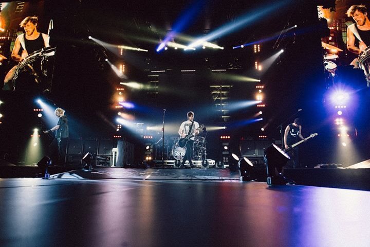 5SOS's tweet image. VIENNA // SLFL