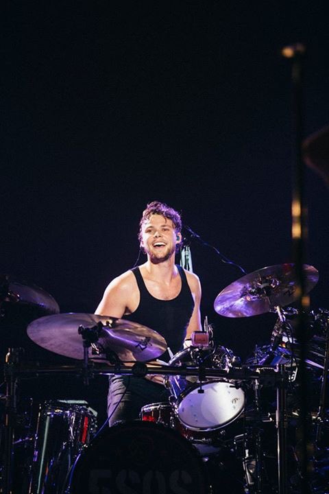 5SOS's tweet image. VIENNA // SLFL