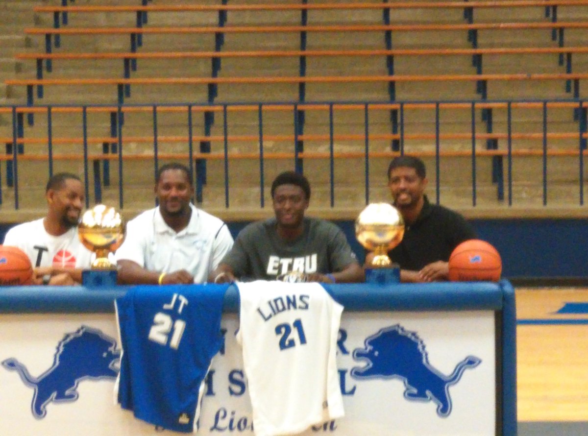 TravisE2travis's tweet photo. Good job Bush! #jthoops #hooplife https://t.co/oNxWi4IAUq