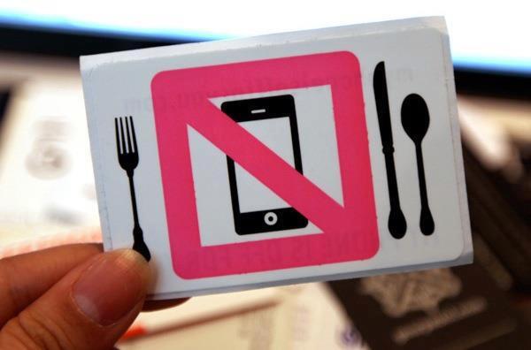 Humbrto's tweet image. Ésta debería ser la regla en cada comida o cena. Si te interesa la gente con la que estás, ¡deja el celular de lado!