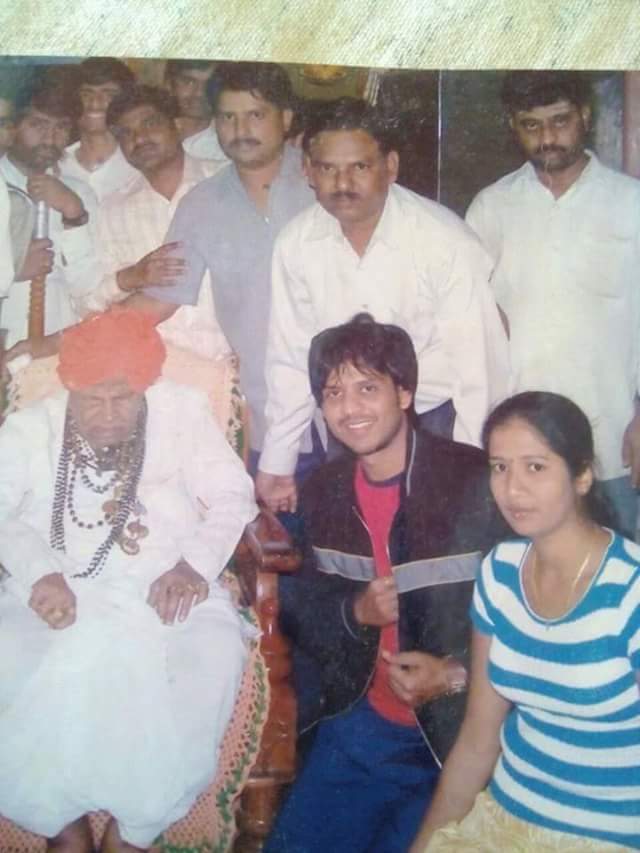 AkulBalajiFc's tweet photo. #Rare_Snap
pic of of @AkulBalaji  #pandit_puttaraja_gawayigalu
 "Banni" shoot in Gadag (2005) https://t.co/DrztiIYIOv