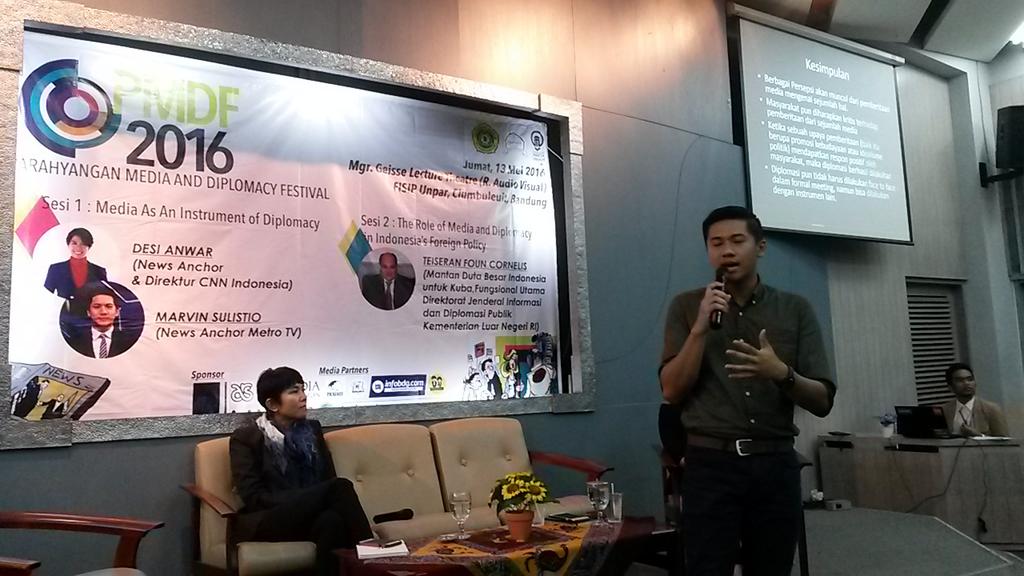 PMDF_UNPAR's tweet photo. Marvin Sulistio menyampaikan materi mengenai Media dan Diplomasi https://t.co/ifuTmPovqS