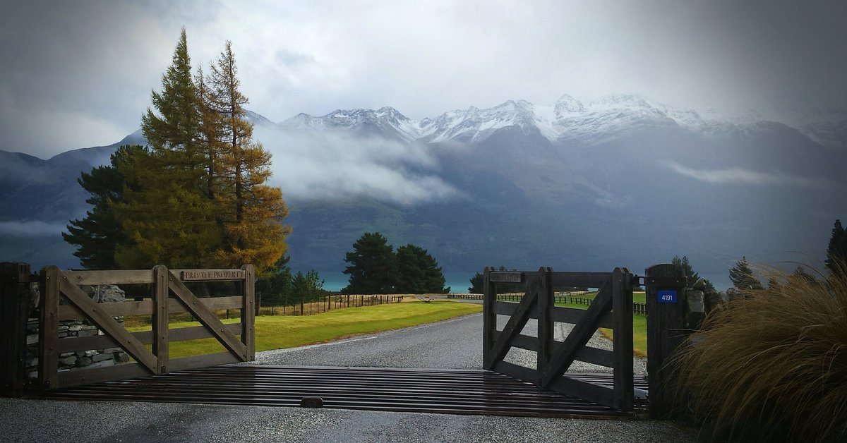 Blanket_Bay's tweet photo. Winter is definitely on its way. Finally we can see those magical mountain tops covered in fresh snow. #blanketbay https://t.co/buXGQbqnP7