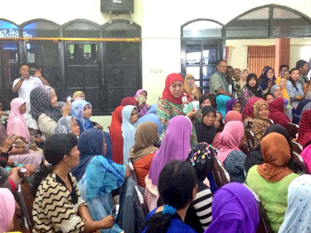 KemensosRI's tweet photo. Mensos @KhofifahIP memastikan persebaran KKS, KIP, dan KIS. Juga memberikan pemahaman langsung kpd masyarakat. https://t.co/8yeZ9J3AhR