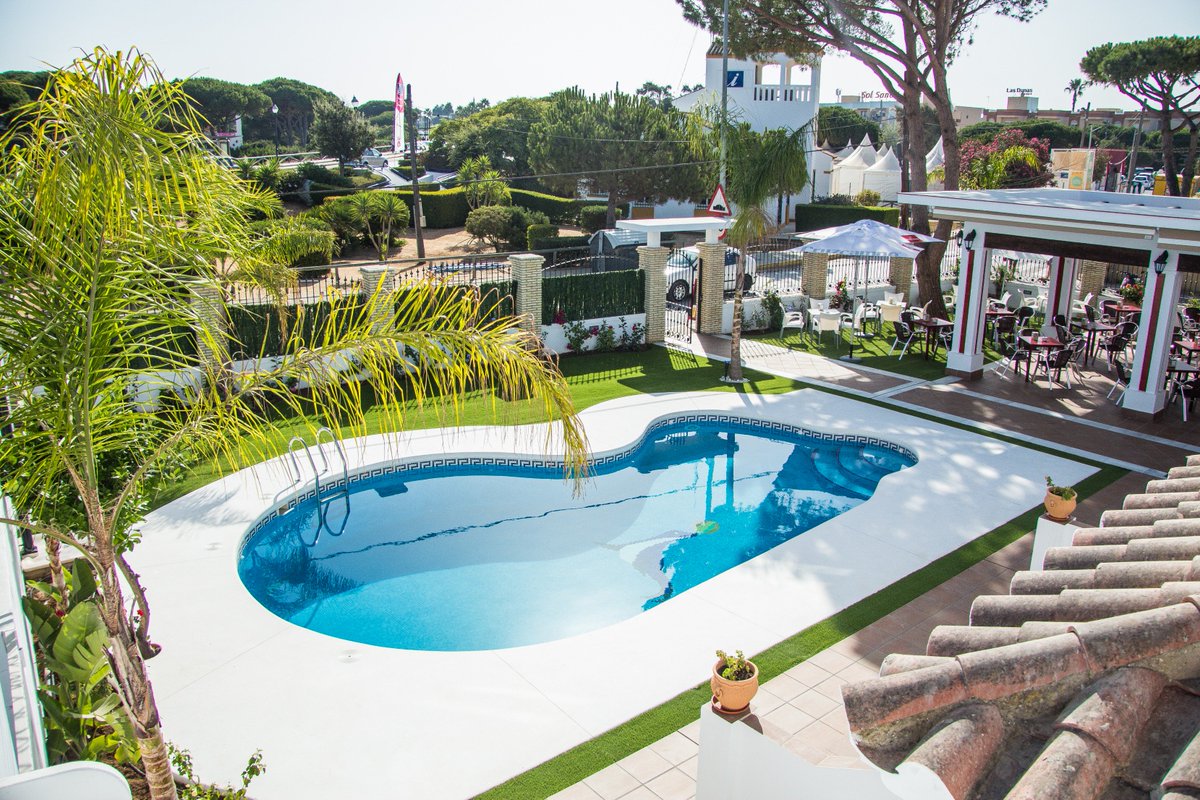 Es viernes y sale el sol, mejor imposible. Ven a visitarnos y a descansar en nuestro hotel estos días.