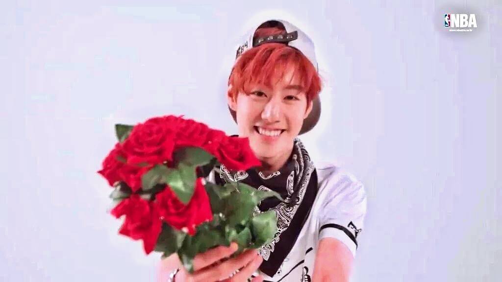 soundBYTE_App's tweet photo. By @phelng_bam1a: ผู้ชายดอกไม้🌹💕 #마크 #marktp #marktuan #มัคคึ #Got7 #Igot7 #NBA https://t.co/araf8SZjcP