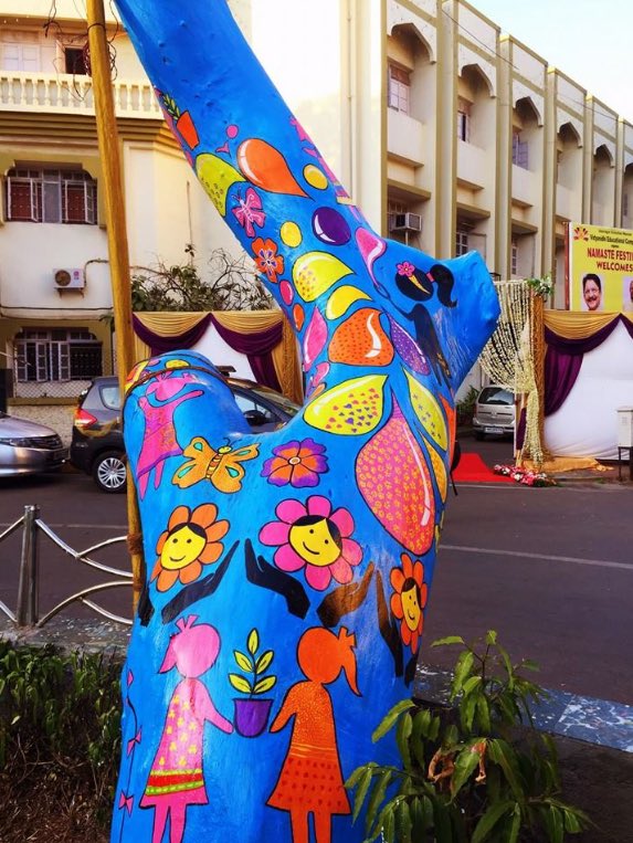 goschalk's tweet photo. Adore this! #Mumbai Women Transforming Dead Trees Into Stunning Art Pieces https://t.co/bYvZUXAPtC @VagaTweets https://t.co/oGlAL6GEqM