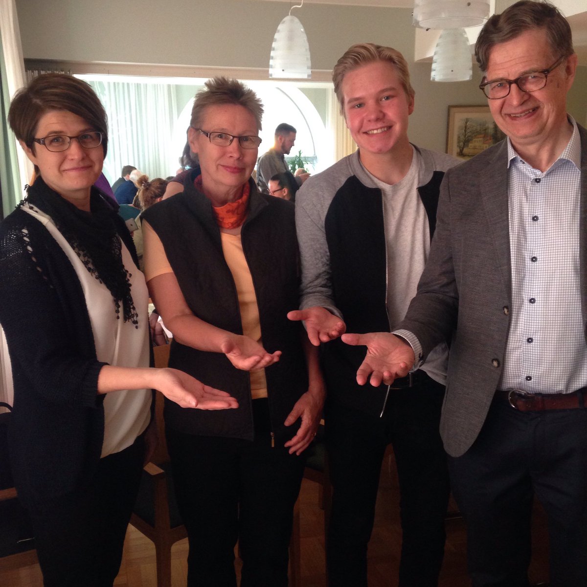 #Inhimillinenkädenojennus-auttajia edustamassa Erkki Hurtig, Jussi Järvinen, Marianne Luukkanen ja Marika Seppälä.